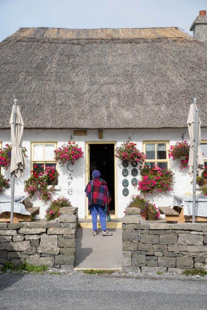 Shop with a thatched roof on Inis Mor