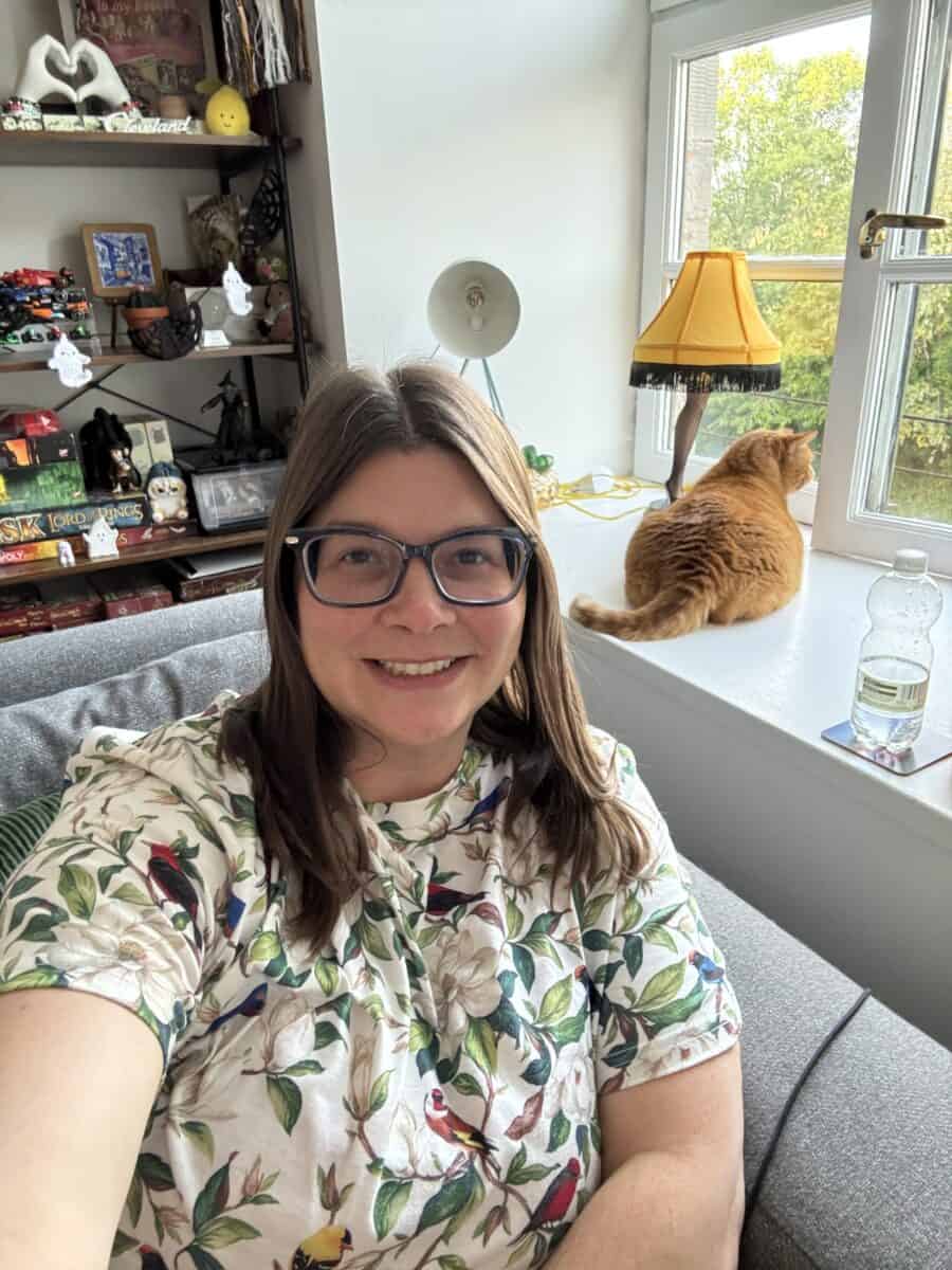 Amanda and Weasley in a flat in Scotland